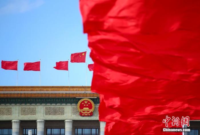  资料图：天安门广场上红旗飘扬。中新社记者 刘震 摄