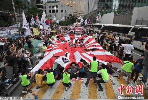 资料图：当地时间2019年7月20日，因日韩贸易摩擦，韩国民众在日本大使馆前抗议。