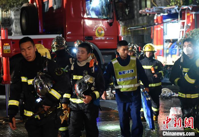 图为事发现场聚集了大量救援人员。 周毅 摄