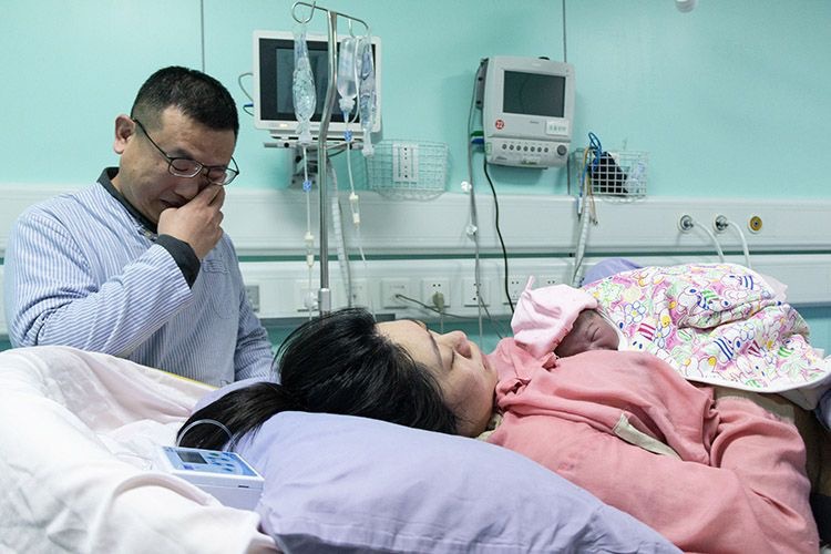 2020年1月1日0时20分,北京妇产医院分娩室生产室,荀女士产下该院首个“20后”宝宝,父亲于先生忍不住擦拭眼泪。 新京报记者 陈婉婷 摄