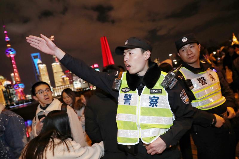 直击上海跨年夜 截至1日0时外滩游客超过42万人次