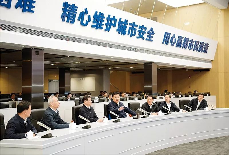 2018年11月6日至7日,中共中心总书记、国度主席、中心军委主席 习近平。在上海观察。这是6日下昼, 习近平。在浦东新区都会运行综合办理中央领会上海都会精致化办理和国际商业单一窗口运营情形。新华社记者 李学仁/摄