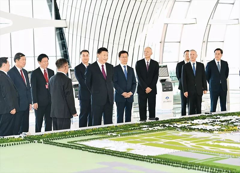 2019年9月25日上午,北京大兴国际机场投运典礼在北京举办。中共中心总书记、国度主席、中心军委主席 习近平。出席典礼,公布机场正式投运并巡览航站楼。这是 习近平。在综合交通中央听取机场综合交通体系建立情形先容。新华社记者谢环驰/摄