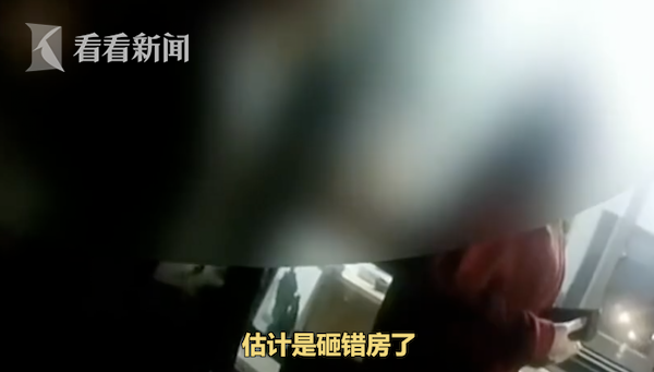 9e2987164310bd3a27879818ec31f13a.png 回家发现客厅墙被砸穿 邻居装修队长:记错楼层