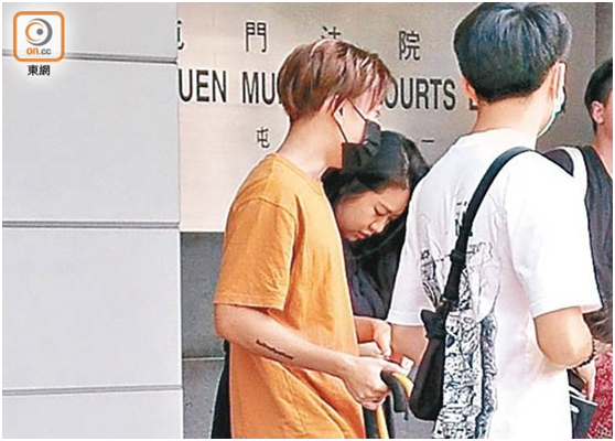 邓智乐(左一)(图片来源：香港“东网”)