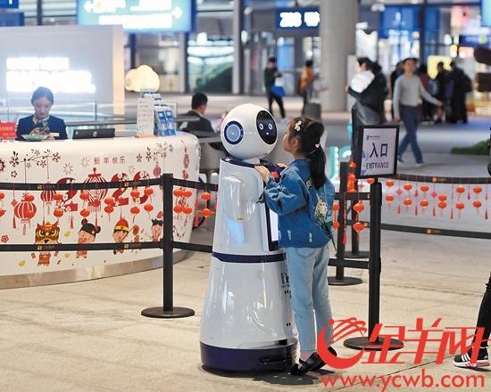 1月9日， 旅客在港珠澳大桥珠海口岸旅客中心可享受机器人智能问询服务 记者 汤铭明 摄