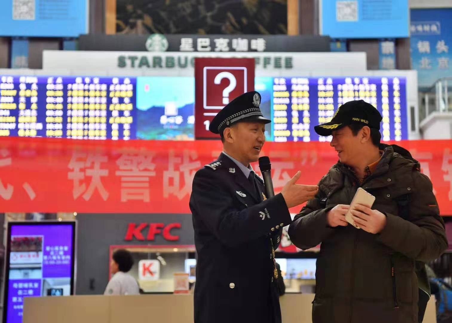 民警王志平现场演示反扒知识。新京报记者 李木易 摄