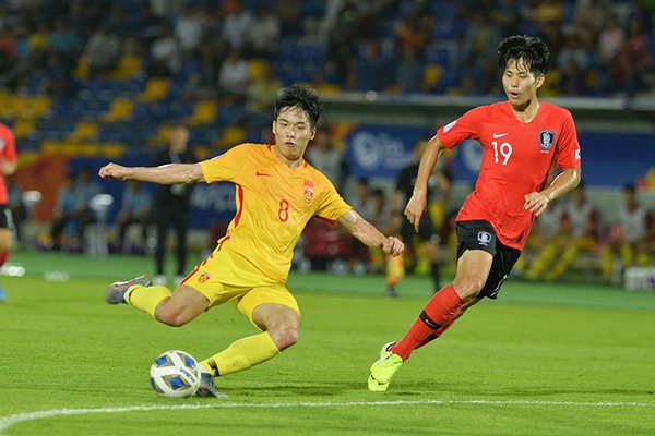 段刘愚在比赛中射门。