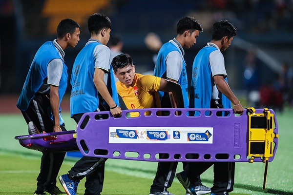 张玉宁受伤离场。