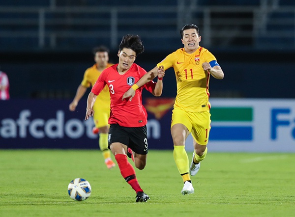 陈彬彬在比赛中和韩国国奥队球员姜允诚拼抢