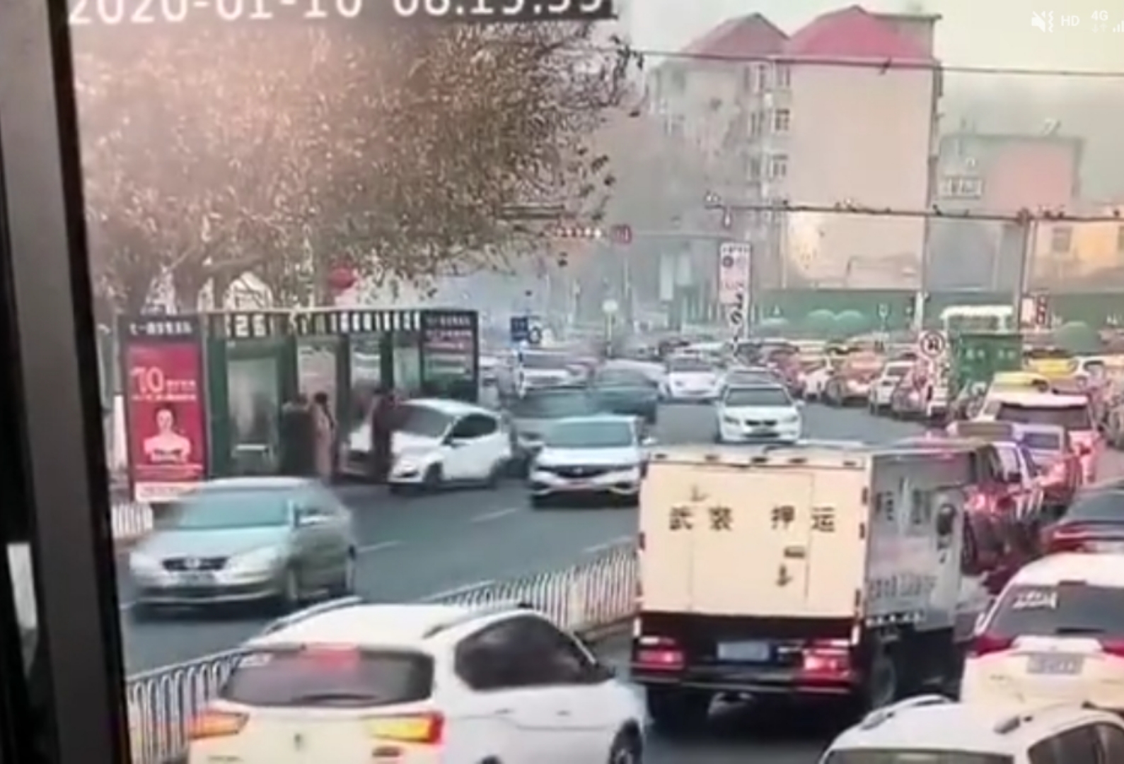 监控视频显示，白色轿车撞向公交站台。来源：网络