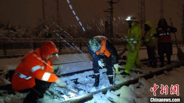 资料图:合肥电务段职工在合武铁路沿线清除积雪。唐述虎摄