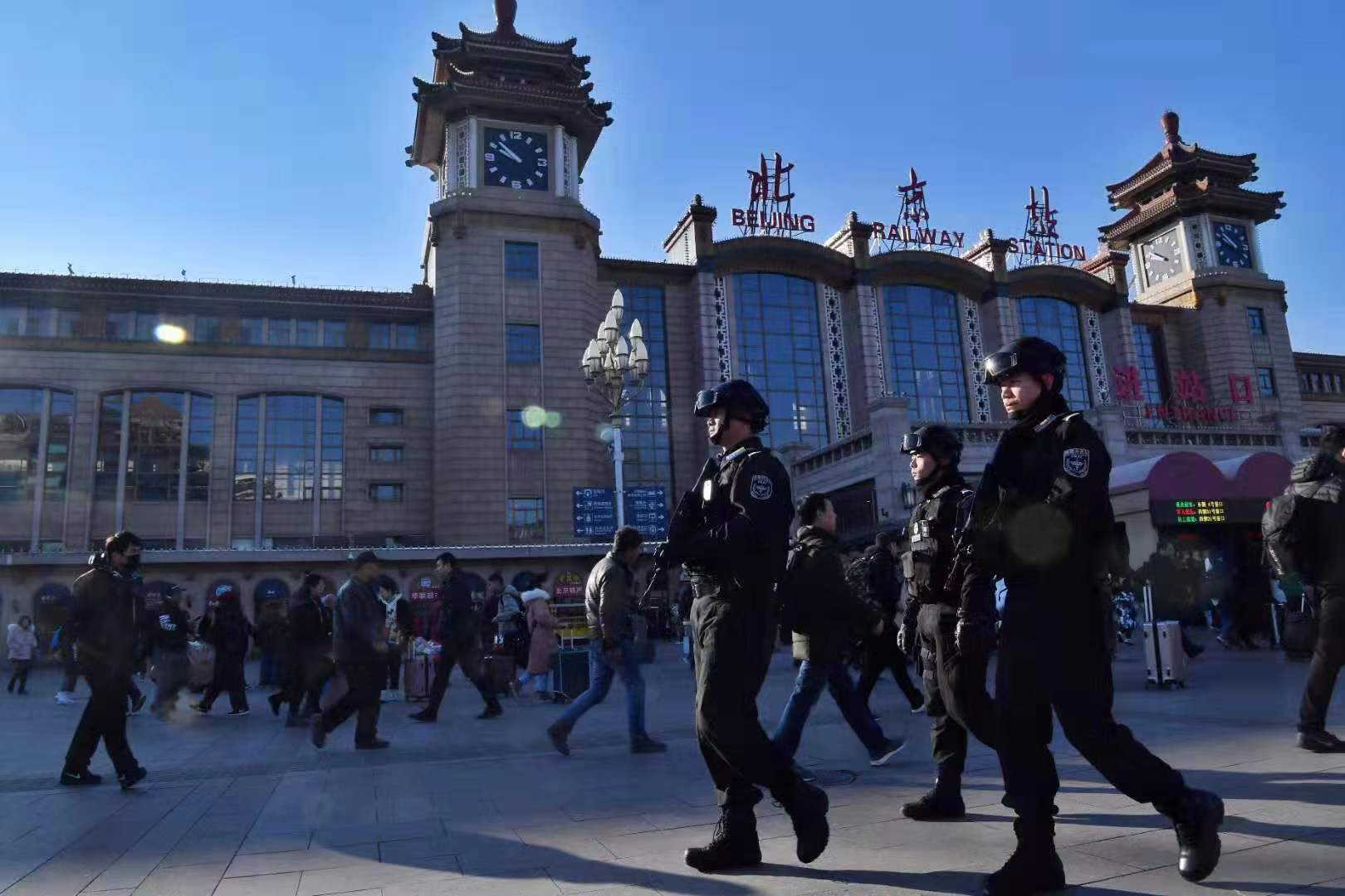 北京站广场上武警巡逻。新京报记者 李木易 摄