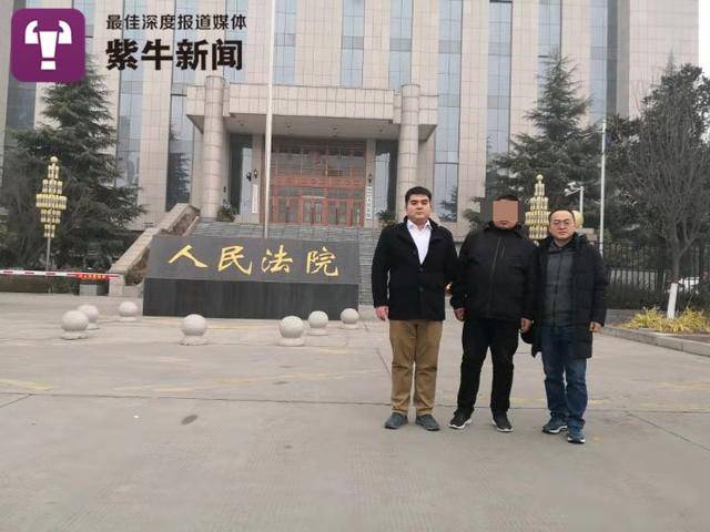 原告姚某(中)和律师在法庭门口