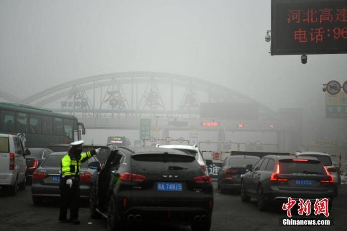 资料图：1月9日，河北部分地区出现大雾。中新社记者翟羽佳摄