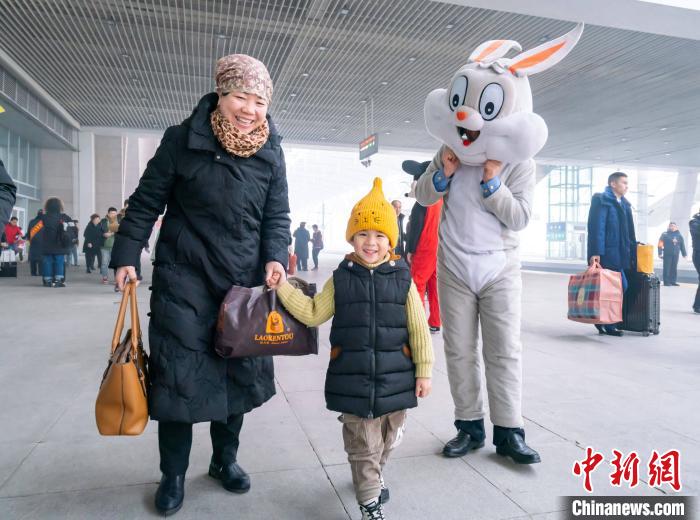 乘务人员装扮成卡通人物为乘客带来欢乐。 方正 摄