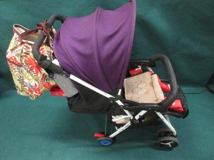 部分收藏在婴儿车的怀疑未完税香烟。图片来源：香港特区政府新闻公报