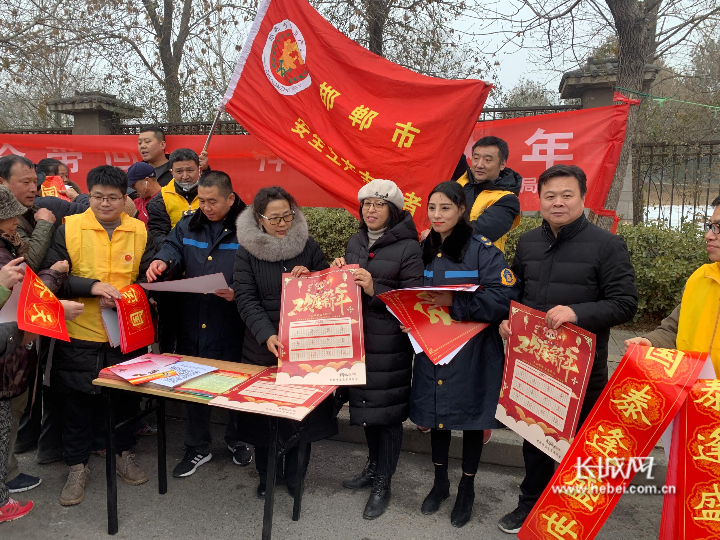 春运流动人口_中国流动人口已达2.21亿 农村留守老人有4000万(2)