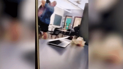 美14岁男生上课听音乐 老师拎小鸡般将其扔出教