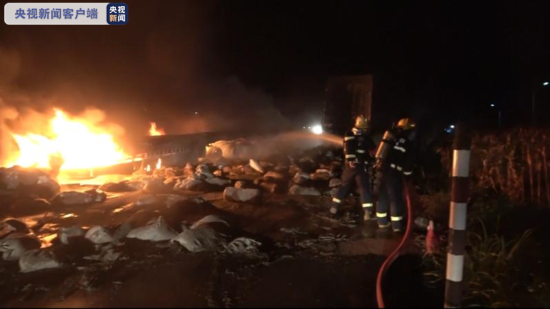 广西河池：两车迎面相撞起火致3死2伤 消防紧急