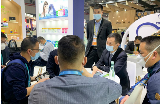 　开馆首日，翠林新西兰展台吸引众多采购商前来交流洽谈