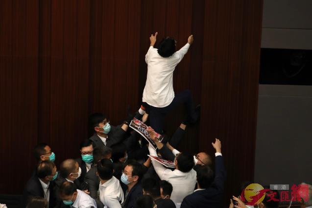 图为朱凯迪大闹会场