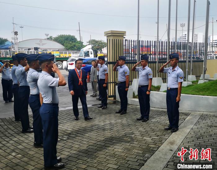 会见开始前,黄溪连大使检阅了菲海警仪仗队。驻菲大使馆供图
