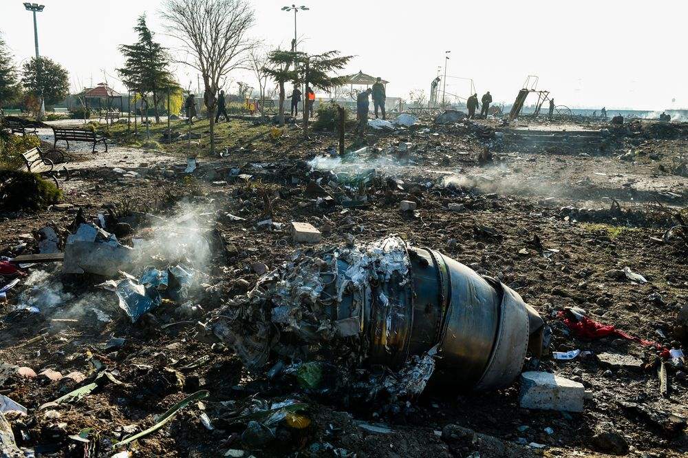 ▲1月8日,就在伊朗导弹袭击伊拉克美军基地后,乌克兰国际航空PS752航班从德黑兰起飞不久即坠毁,机上176人全部遇难。图片来源:新京报网