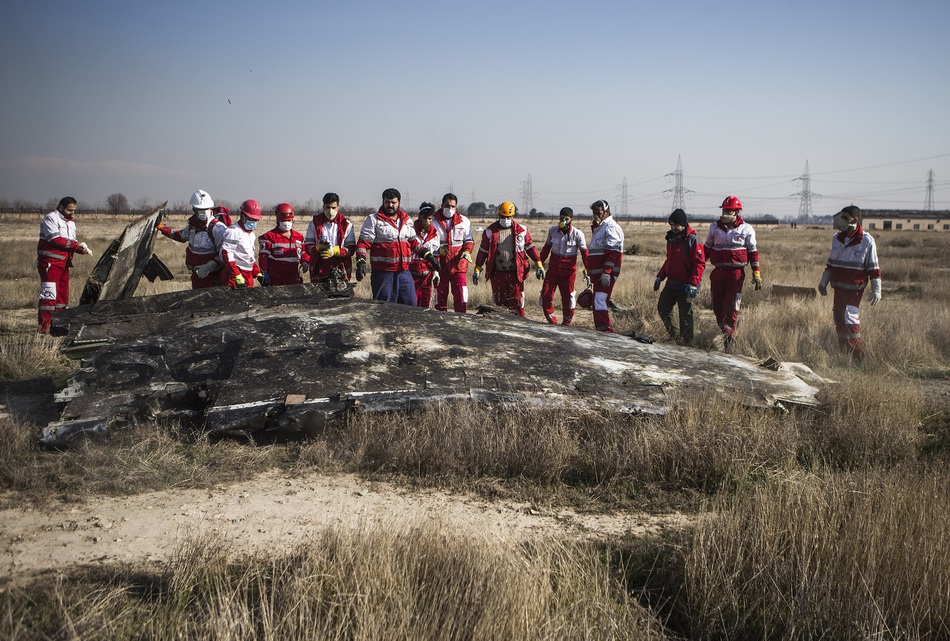 乌客机坠机现场。 新华社 图