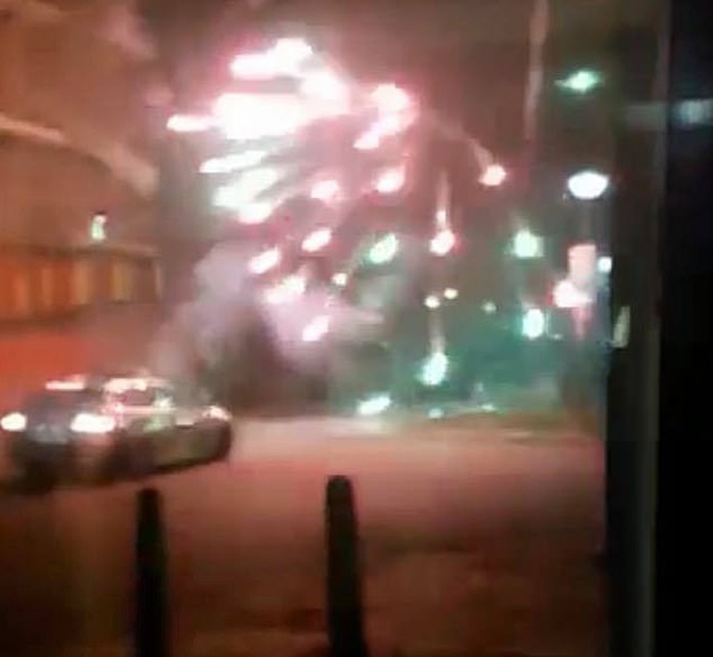 英“不良青年”朝宠物医院扔烟花 工作人员:像在