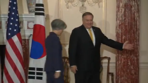 记者问＂愿意和拜登过渡小组合作吗＂ 蓬佩奥扭