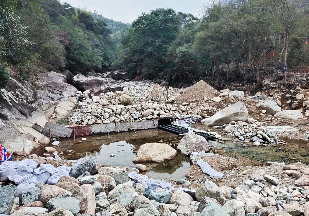 农夫山泉武夷山项目拦水坡坝施工  图片来源：每经记者 张韵 摄
