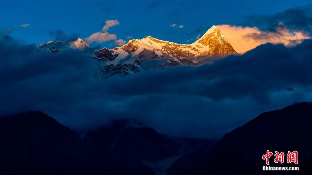 图为南迦巴瓦峰"日照金山".何蓬磊   摄