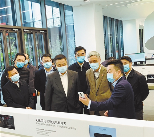 图为全国人大常委会反不正当竞争法执法检查组在北京某企业考察。本报记者 李万祥摄