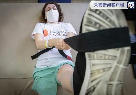 △在进行愈后物理治疗的新冠肺炎患者 图片来源:巴西《圣保罗州报》