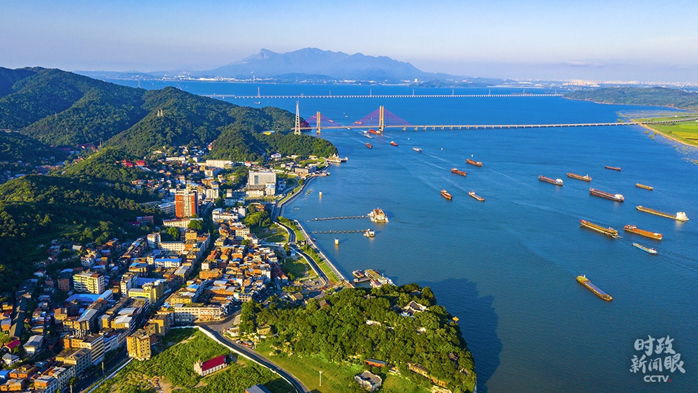 △江西湖口县因鄱阳湖入长江口而得名,当地借助“绿岸”工程打造“最美岸线”。