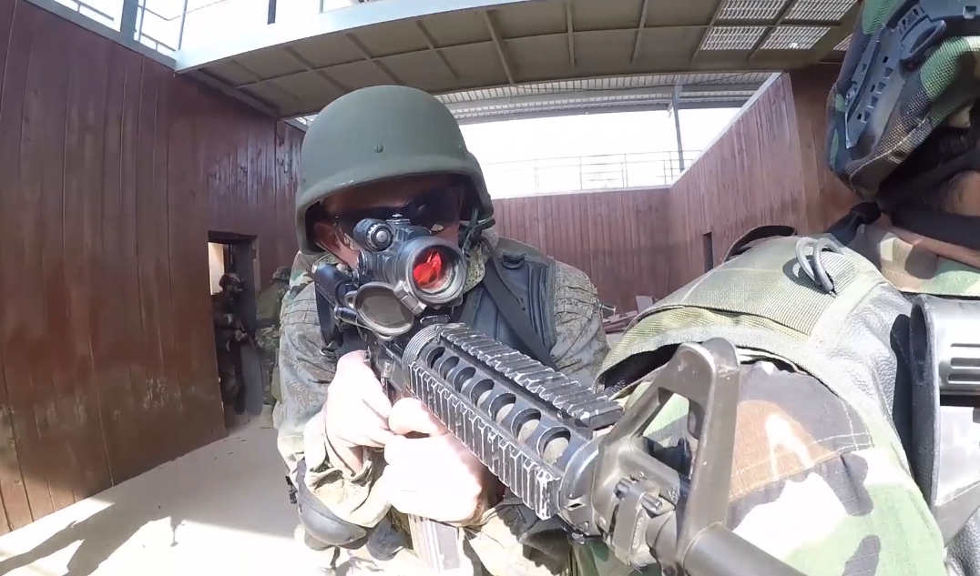 俄罗斯特种兵在演习中使用美军标配M4卡宾枪