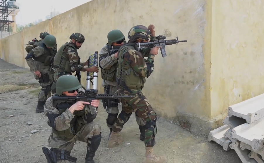 俄罗斯特种兵在演习中使用美军标配M4卡宾枪