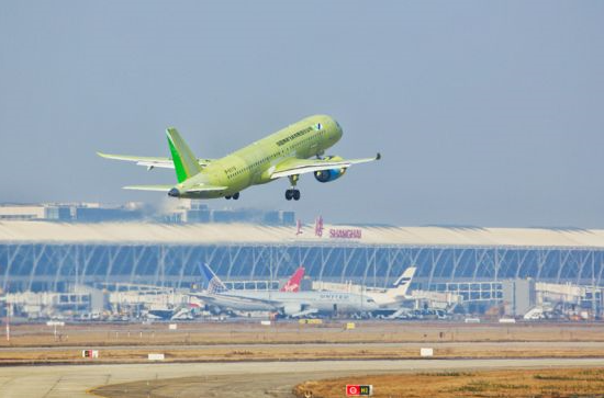 △2019年12月27日,C919大型客机106架机在上海浦东机场起飞