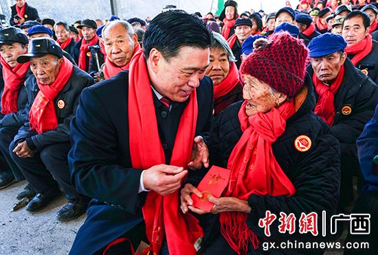 图为陶建明给老人发红包.
