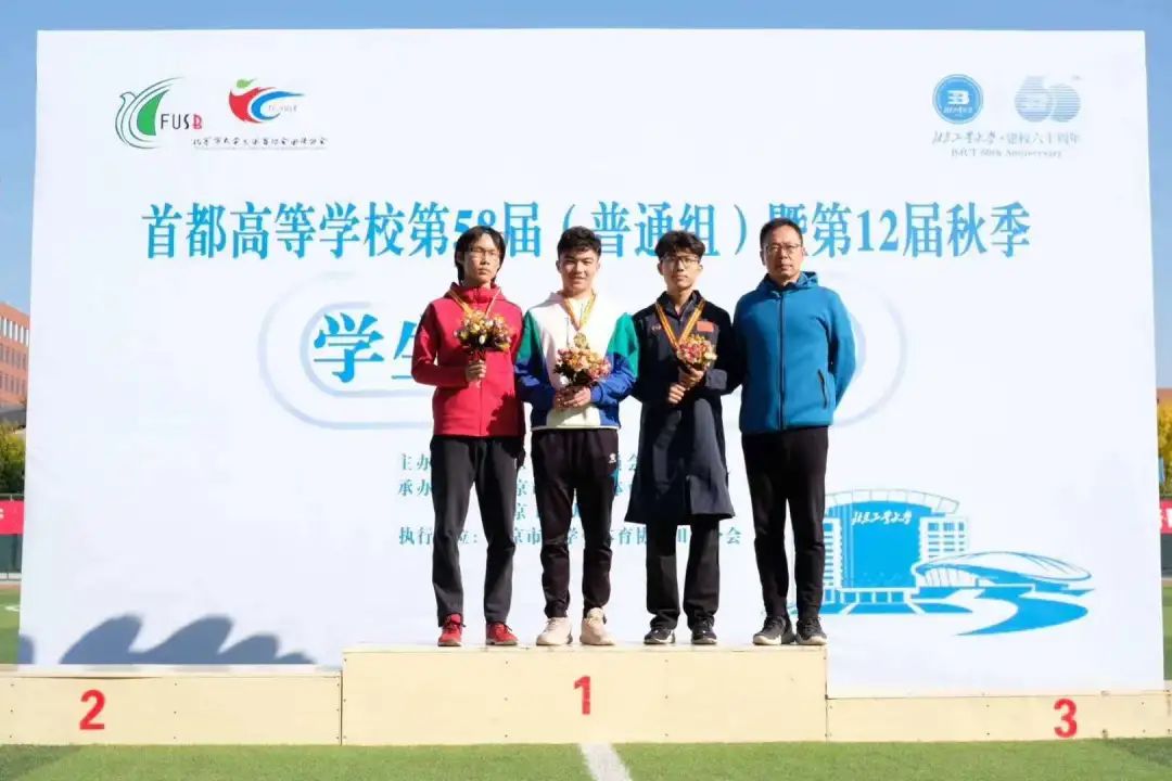 ▲男子400米冠军 乌不拉孜·塞力克 （右2）