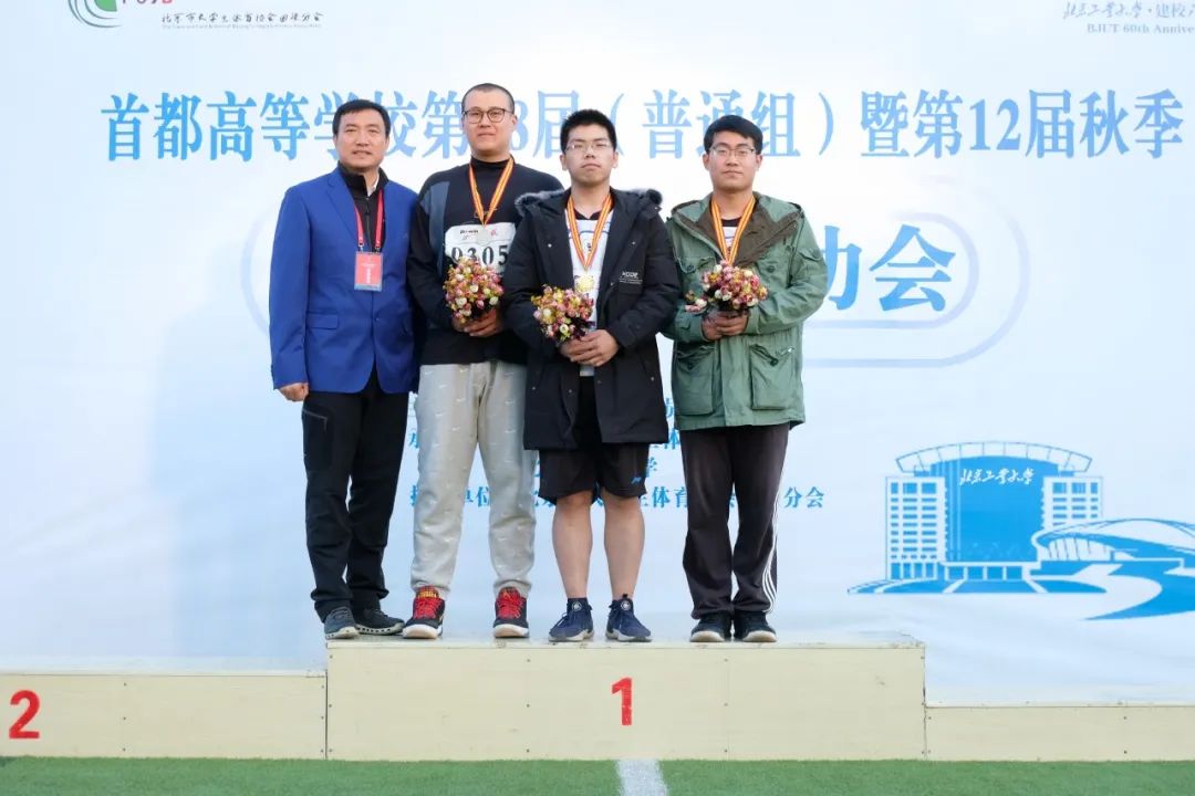 ▲男子铅球冠军俞绍钧（左2）、季军王子瑞（右1）
