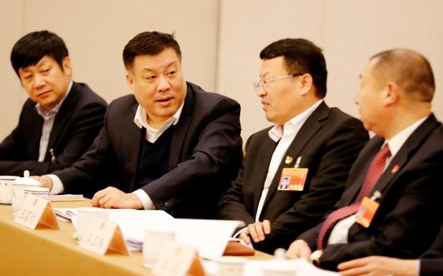 1月12日,参加市政协十三届三次会议的委员们围绕政府工作报告进行了分组讨论。