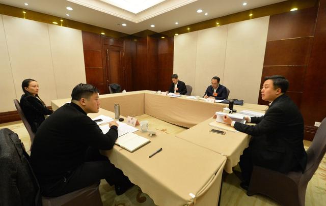 1月12日下午,共青团组5名委员在讨论政府工作报告。