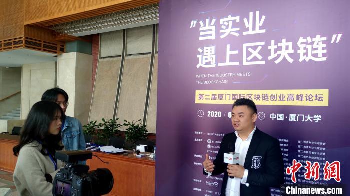 厦门市区块链协会会长曾俊杰接受媒体采访。 杨伏山 摄