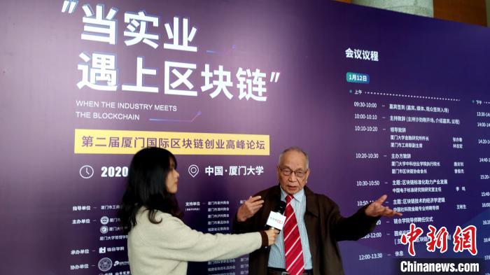 厦门大学金融研究所所长张亦春教授接受媒体采访。 杨伏山 摄