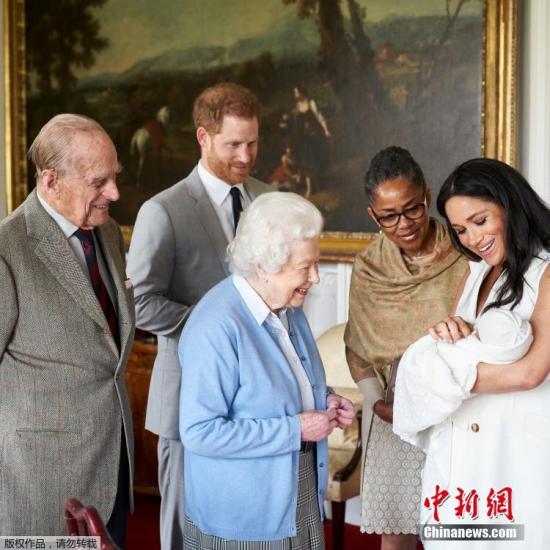 资料图:当地时间2019年5月8日,英国温莎,当天下午,英女王伊丽莎白二世在温莎城堡看望自己的曾孙。