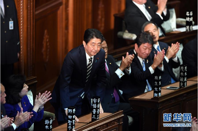 安倍晋三(左三)(资料图片 新华社记者马平摄)