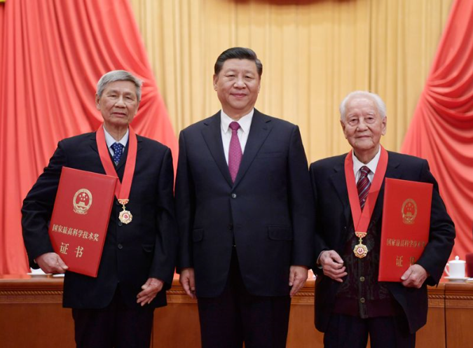 △习近平向获得2019年度国家最高科学技术奖的黄旭华院士(右)和曾庆存院士(左)颁奖