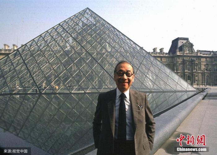 资料图：1989年3月3日，法国巴黎，建筑大师贝聿铭在他设计建造的卢浮宫金字塔前留影
